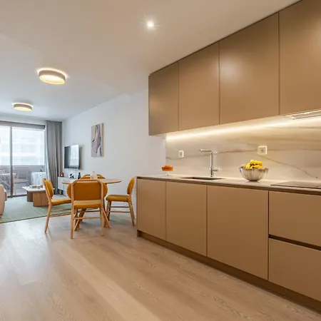 Premium Living With Pool, Balcony, Gym & Garage By Hostwise *