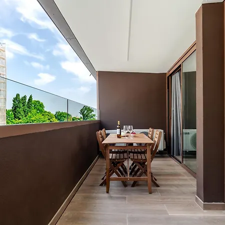 Premium Living With Pool, Balcony, Gym & Garage By Hostwise