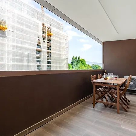 Premium Living With Pool, Balcony, Gym & Garage By Hostwise