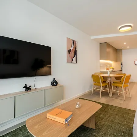 Premium Living With Pool, Balcony, Gym & Garage By Hostwise *