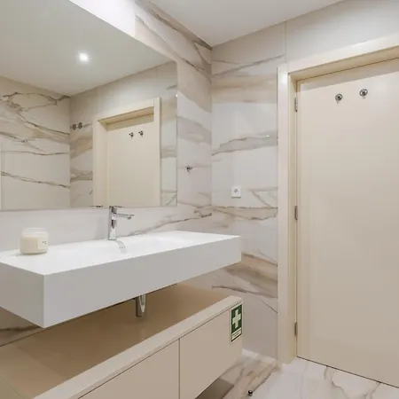 Premium Living With Pool, Balcony, Gym & Garage By Hostwise *