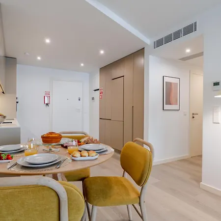 Premium Living With Pool, Balcony, Gym & Garage By Hostwise