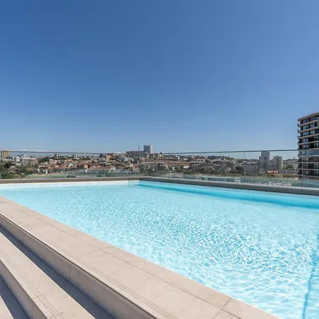 Premium Living With Pool, Balcony, Gym & Garage By Hostwise *